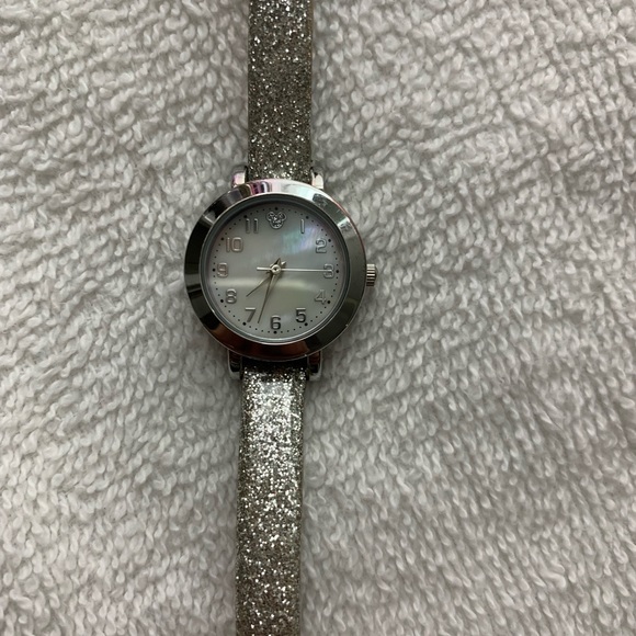 CUTE DISNEY SPARKLY WATCH WORN TWICE LIKE NEW CONDITION battery must be replaced - Picture 6 of 15